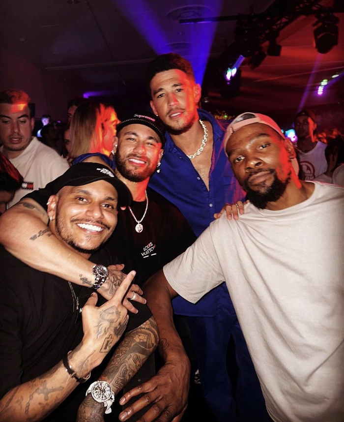 杜兰特布克在特拉维斯斯科特的表演上与内马尔合影