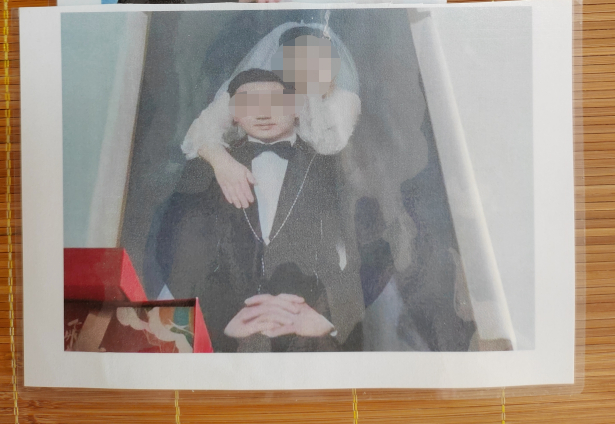 ▲张韵发现自己的丈夫和别的女人拍了结婚照