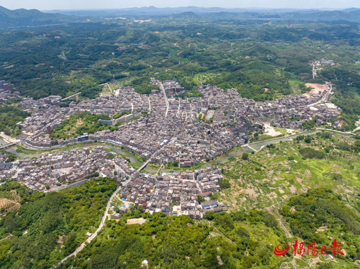 梅林镇环境优美，绿意盎然。图为梅林镇鸟瞰图。