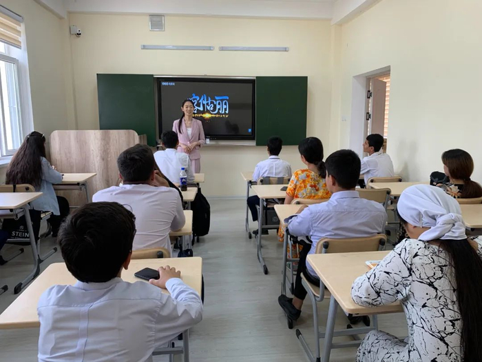 塔吉克斯坦民族大学孔子学院老师为学生介绍影片
