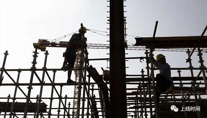 高温下的建筑工人。图片来源：视觉中国