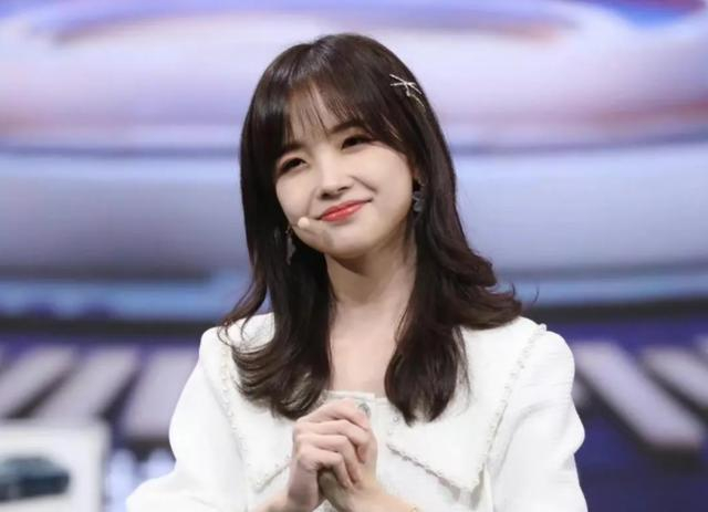 独自推行李接地气,一身休闲装太俏皮|央视|王冰冰_新浪新闻