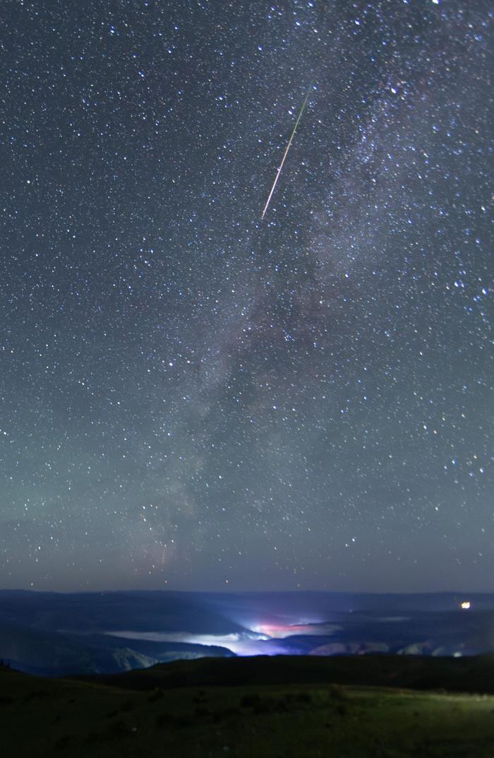 英仙座流星雨绽放夜空