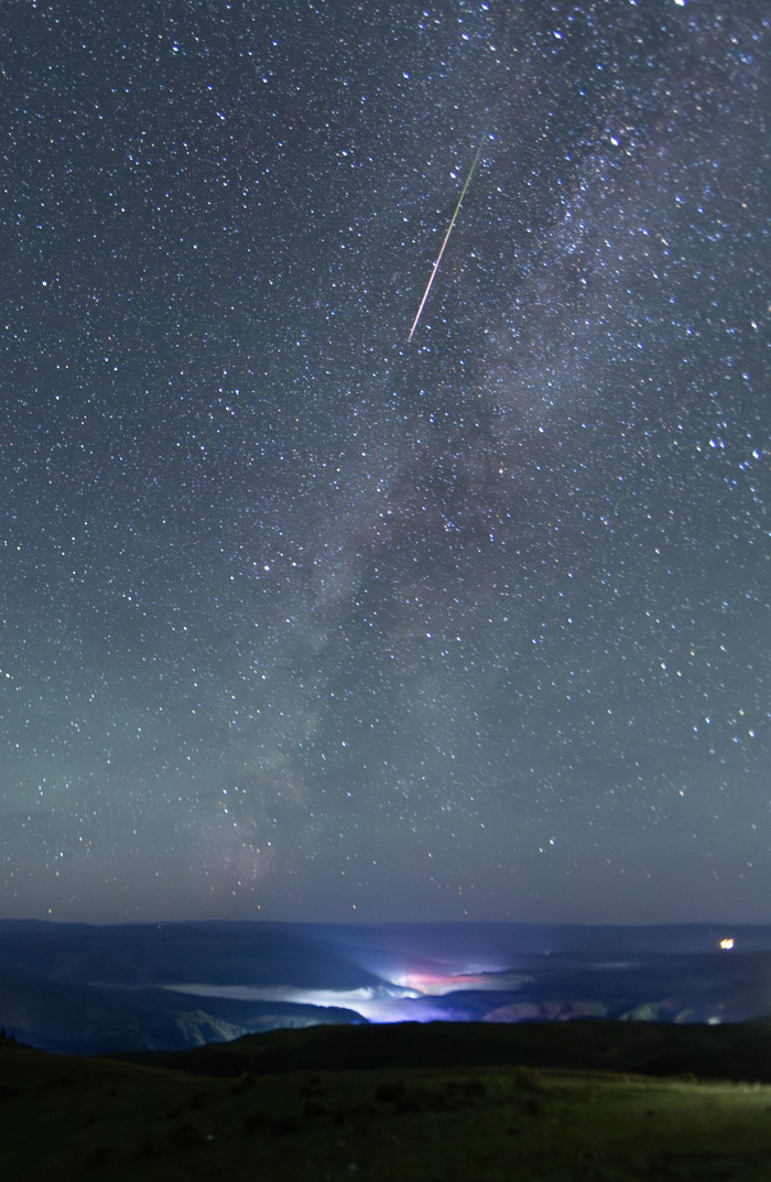 英仙座流星雨绽放夜空|英仙座流星雨|地球|流星_新浪新闻