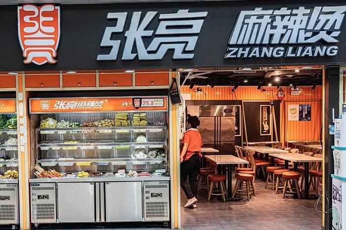 〓 上海地铁口的张亮麻辣烫。图源/视觉中国