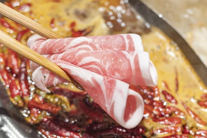 〓 火锅中的核心品类，各类肉片。图源/视觉中国