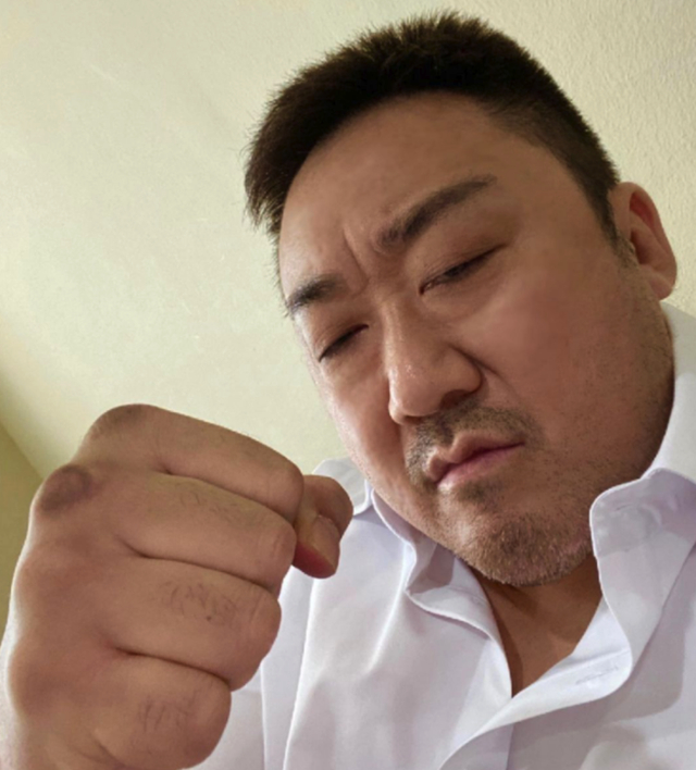 中年大叔的自拍照,正被网友们拿去当头像|外卖_新浪新闻