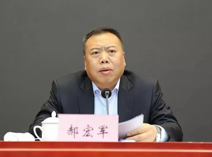 曾长期在辽宁工作,曾任营口市副市长,市公安局局长,抚顺市委常委,市