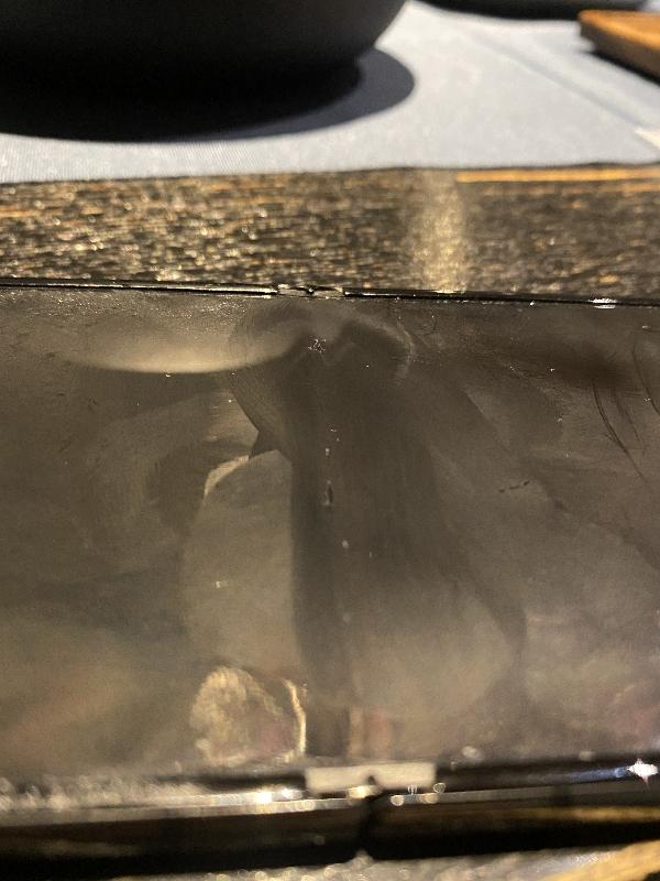 胡女士的手机屏幕折叠部分已出现明显裂痕 受访者供图