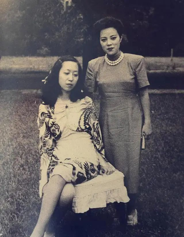 1941年日本侵略者占领香港,她又回到上海,就读于圣约翰大学,后来也没