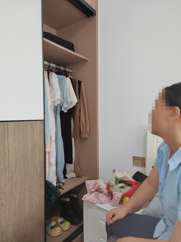 ▲张琴介绍，每天，妹妹女儿都要到张韵房间几次，看着妈妈柜子里的连衣裙发呆