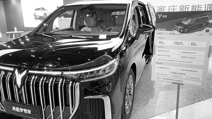 　　图为省会一家商业综合体里展示的一款新能源车。