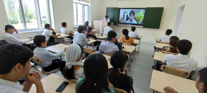 学生们认真观看影片