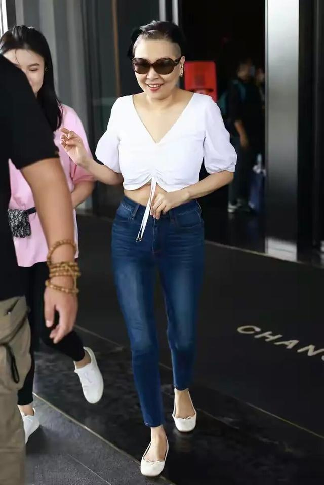 张蔷真是放的开,穿露脐装配紧身裤,身材不像奔六的人|张蔷_新浪新闻