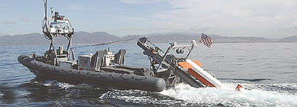             美军无人艇正把AQS-24A无人潜航器放入水中          