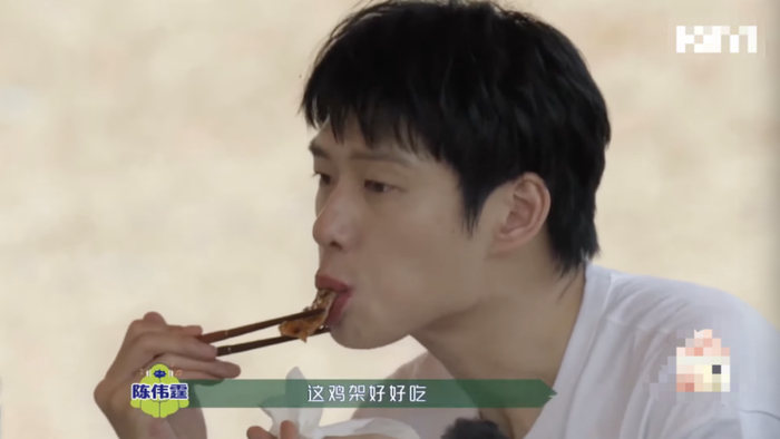 魏大勋演示什么叫真正的“嗦叻”鸡架（香迷糊版）。（图/《露营2》截图）