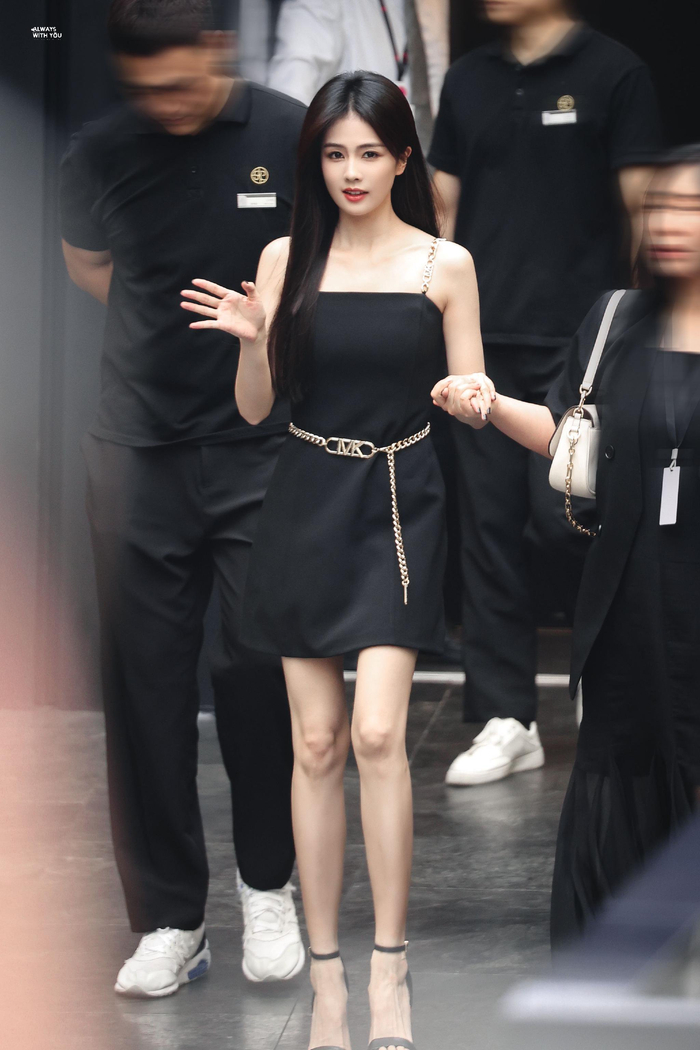 白鹿腿真细,好漂亮白鹿今日活动的两套造型,发型还有挑染