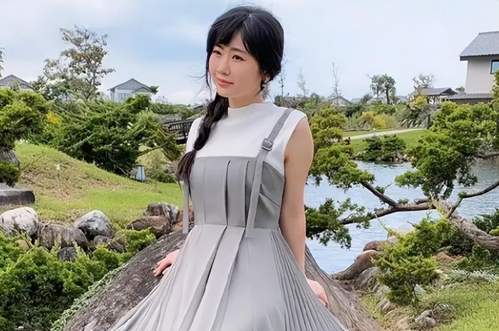 照片中可见,福原爱穿着一件水蓝色的平口泳装,在无边际泳池内开心戏水