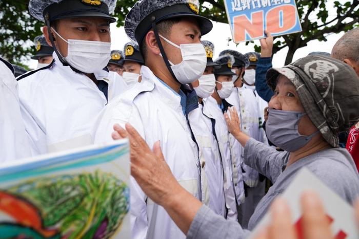 　　2022年5月15日，大批沖繩民眾強(qiáng)烈抗議，要求削減沖繩美軍基地規(guī)模甚至將美軍基地全部撤出。新華社記者張笑宇攝