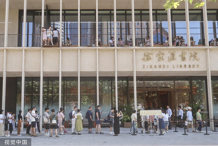 2023年8月13日，上海，读者排队等待进入徐家汇书院。