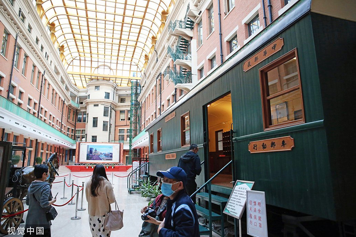 2021年10月24日，上海邮政博物馆，具有历史感的邮政火车模型，吸引不少游客拍照。