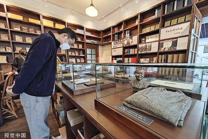 2022年11月27日，上海，1927· 鲁迅与内山纪念书局，读者在书局参观。