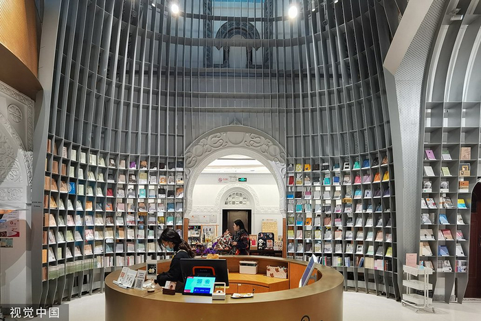 2020年11月25日下午，上海，读者在皋兰路16号的思南书局诗歌店内挑选和阅读书籍。