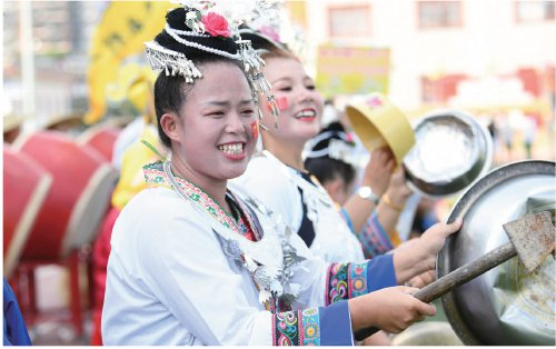 村民自发组织的啦啦队。资料图