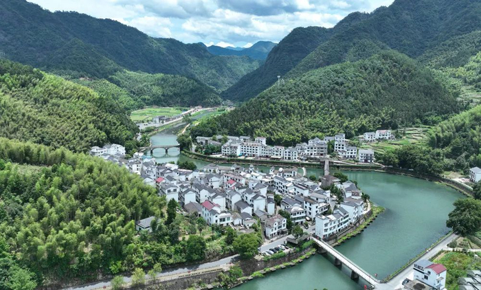 7月3日，绿水青山环绕的浙江省淳安县下姜村（翁忻旸/摄）