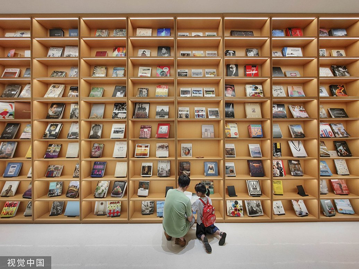 2023年8月13日，上海，一对父女在徐家汇书院看书。