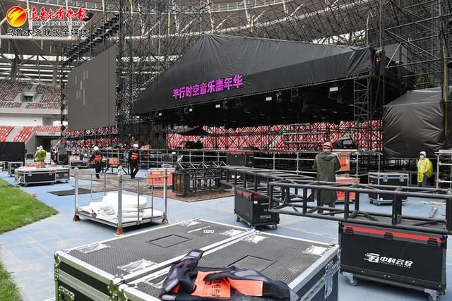 　　 8月14日，在乌鲁木齐奥体中心体育场，平行时空音乐嘉年华音乐节演出场地，舞台、灯光、音响都基本到位。记者陈岩摄