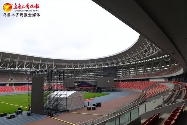 　　8月14日，在乌鲁木齐奥体中心体育场，平行时空音乐嘉年华音乐节演出场地，舞台、灯光、音响都基本到位。记者陈岩摄