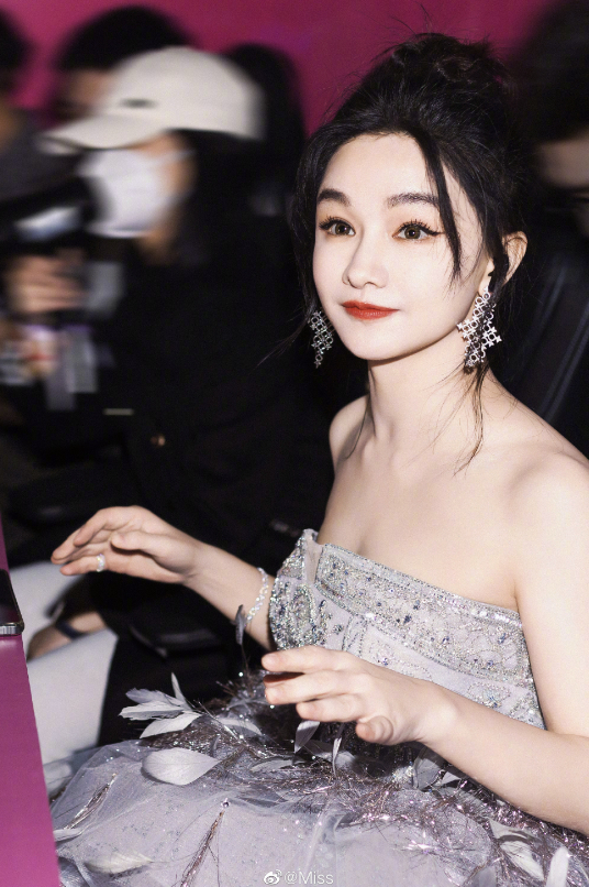 小tip:2021春季赛总决赛时,miss曾到比赛现场观看了fpx同rng的比赛,并