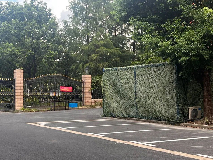 8月14日下午5时，上海交大东一门外卖中转站。