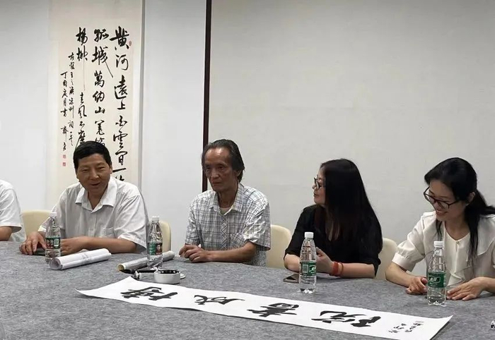 范老师在进行“文房四宝”的介绍