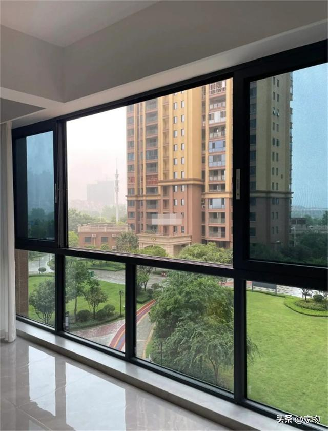 ③通风好:半对开推拉窗的窗扇开合面大,中间部分无阻碍,通风对流效果