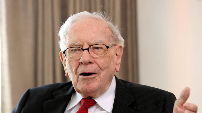 当地时间2023年4月11日，日本东京，巴菲特接受采访。视觉中国 资料图