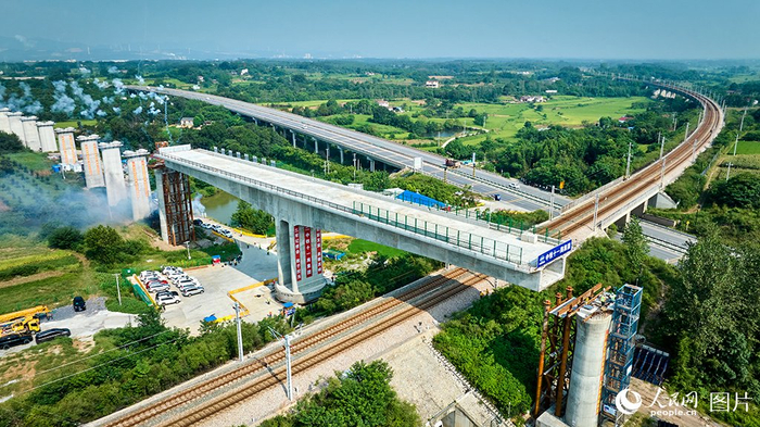 沪渝蓉高铁跨浩吉铁路特大桥成功转体|高铁|铁路|湖北省_新浪新闻