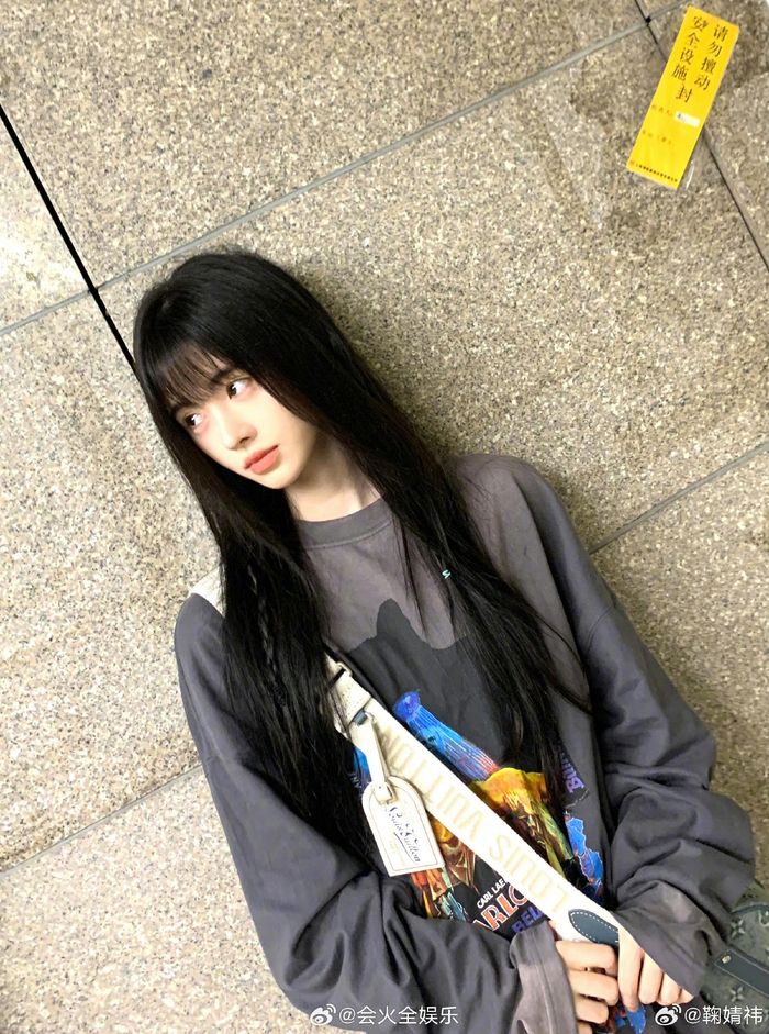 黑长直齐刘海的模样,迎面而来的美貌击中!|鞠婧t_新浪新闻