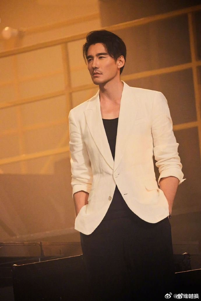 胡兵白色西装 天呐完全看不出胡兵已经52岁了!