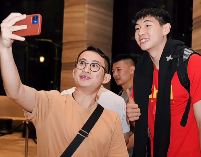 全员送合影,李凯尔孤立,王哲林伤势无碍|王哲林|男篮|合影_新浪新闻