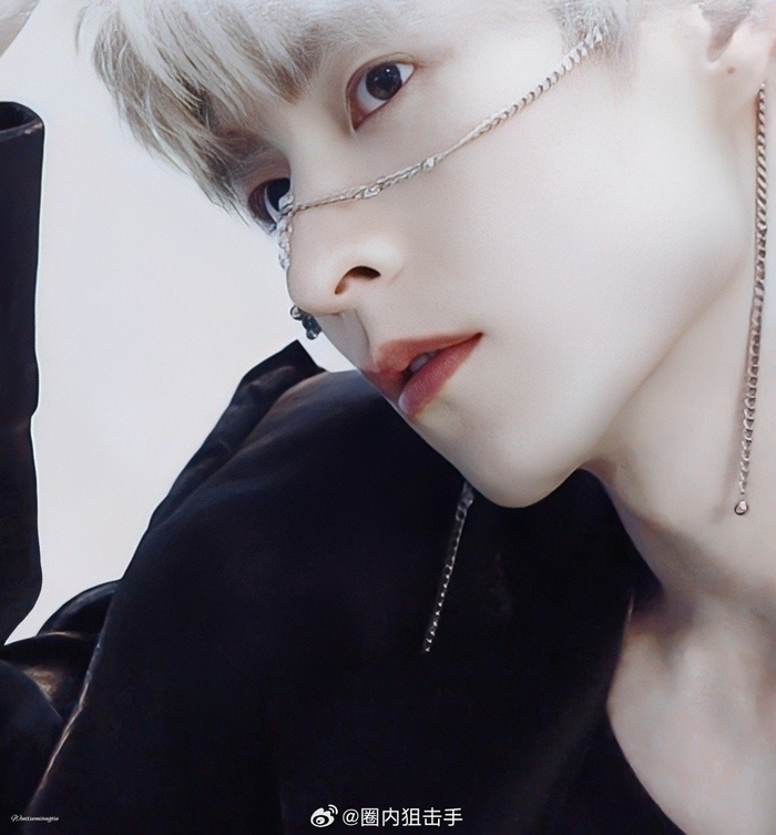 没有人会不爱帅哥吧,银发造型气质狠狠拿捏住了呀