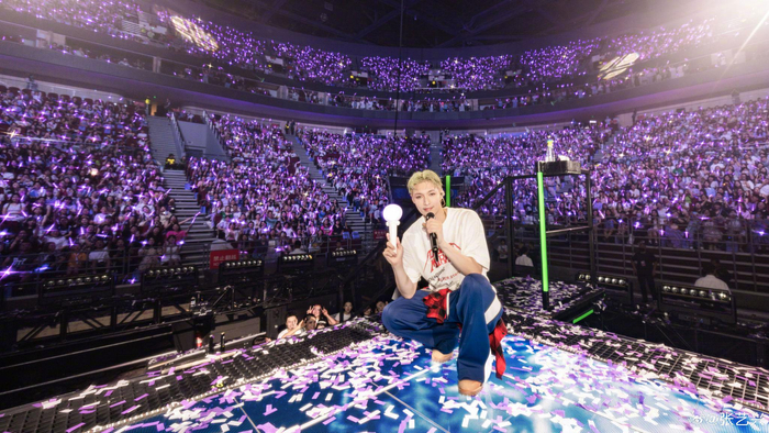 张艺兴在2023「大航海3·无远弗届」巡回演唱会北京场上与粉丝合影。  图片来自其微博