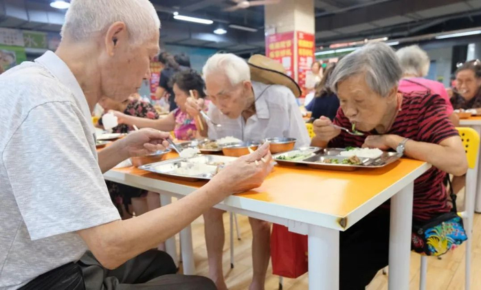 老人们吃得津津有味。图源：柳州市鱼峰区五里亭街道办事处