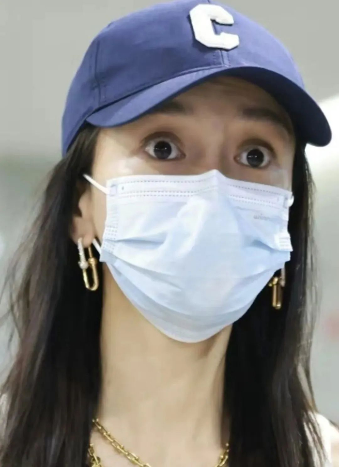杨颖带儿子现身机场,不化妆素颜出镜,但私服配饰近10万……|angela