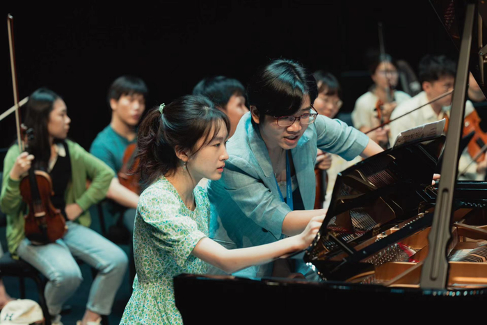 赖嘉静、青心室内乐团和青少年学员排练