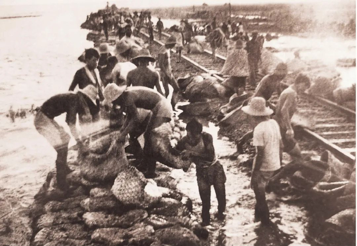 抗洪战士在津浦铁路两侧修堤筑埝。图源：中国档案报