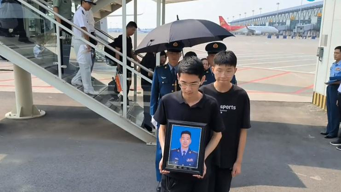 舒兰抗洪军官魂归故里:出身军人世家,希望儿子报考国防科大__财经头条
