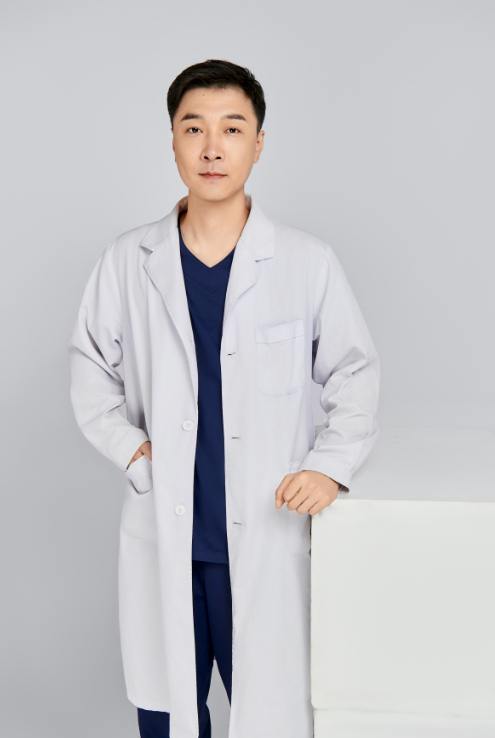 "作为周边居民最信任,仰赖的社区医生,高巍在救治疾病的同时,也发现"