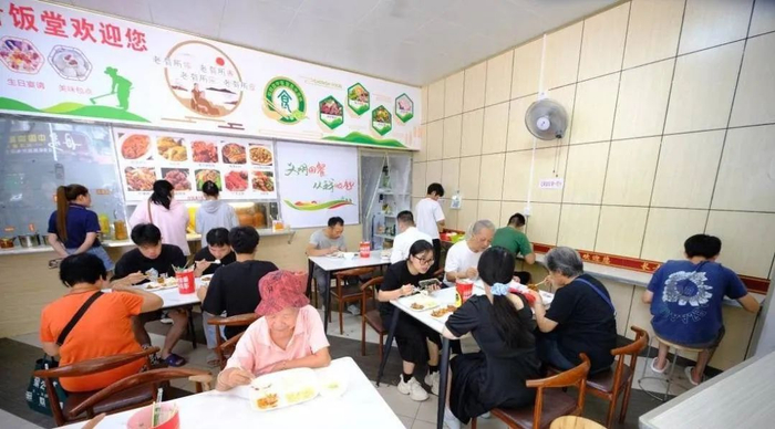 南宁望州南路一长者饭堂里，不少年轻人正在用餐。